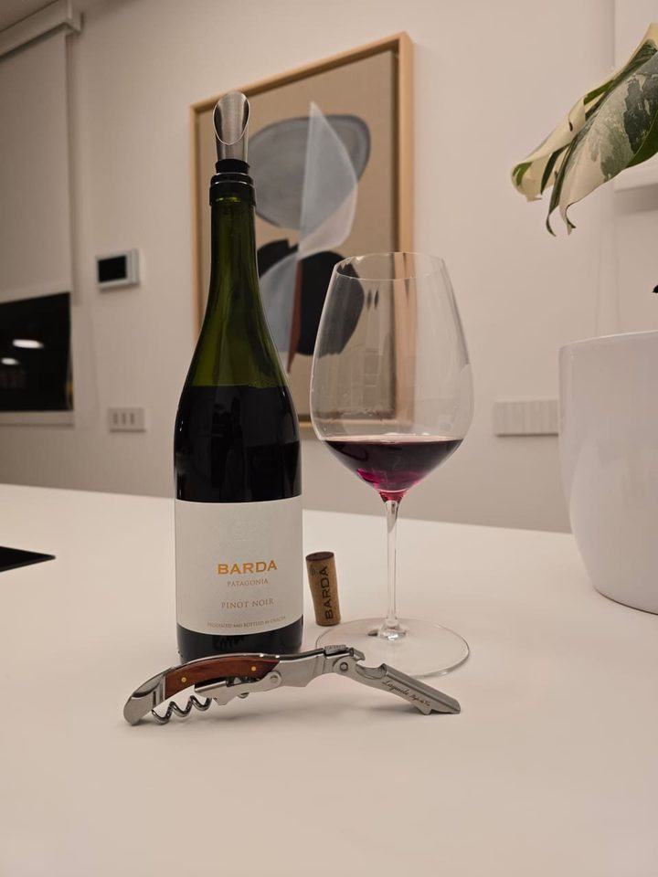 Bottiglia di Barda Pinot Noir di Bodega Chacra con il calice