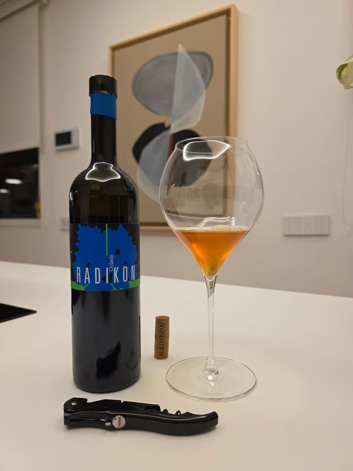 Bottiglia di Oslavje di Radikon con il calice di vino macerato
